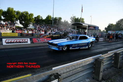 Monty Stotz - 'Blue Thunder' (near lane) vs 
Shayne Lawson - 'Man O' War II' (far lane)